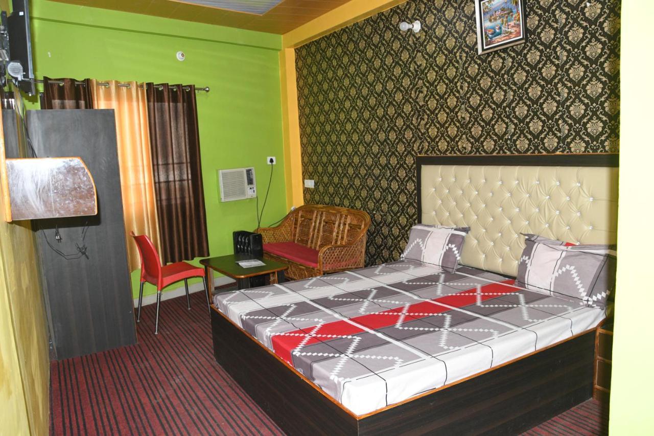 Hotel Mountain View And Rooftop Restaurant Pithorāgarh Exteriör bild